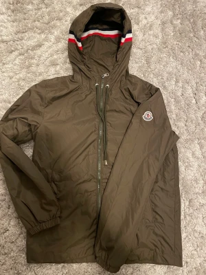Windbreaker - Säljer ett stilrent mörk grön windbreaker med deras ikoniska mönster. Kommer i originalförpackning. Helt ny, aldrig använd. OBS! Priset kan diskuteras och skriv för flera bilder.