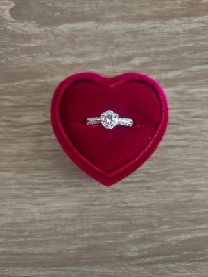 Silverfärgad ring med stor kristall - ring i storlek 19mm, silverfärgad. 