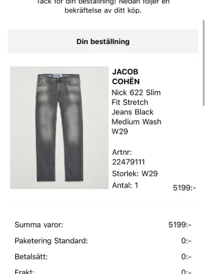 Grå slim fit jeans från Jack & Jones - Snygga grå slim fit jeans från Jack & Jones med klassisk femficksdesign och diskreta slitningar. Jeansen har normal midja och raka ben, perfekta till en avslappnad streetstil. Materialet är mjukt och stretchigt för extra komfort.