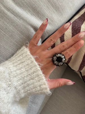 Ring  - Säljer denna handgjorda ring.  Knapparna är vintage men själva ringen/ringstommen är helt ny och oanvänd. Materialet är rostfritt stål och varken tappar färg eller färgar av sig på huden. Ringen tål vatten. Storleken är justerbar, man kan trycka ihop och dra isär ringen till önskad storlek. Perfekt för dig som vill bära något unikt!