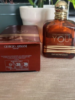 Emporio Armani Stronger With You Amber - Emporio Armani Stronger With You Amber är en exklusiv parfym i en elegant bärnstensfärgad glasflaska med gulddetaljer och rundad kork. Doften är varm och lyxig, perfekt för dig som vill sticka ut med en unik signaturdoft från Armani.