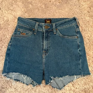 shorts från lee!! - fina jeansshorts från lee! mid waist i en lite mörkare tvätt💞