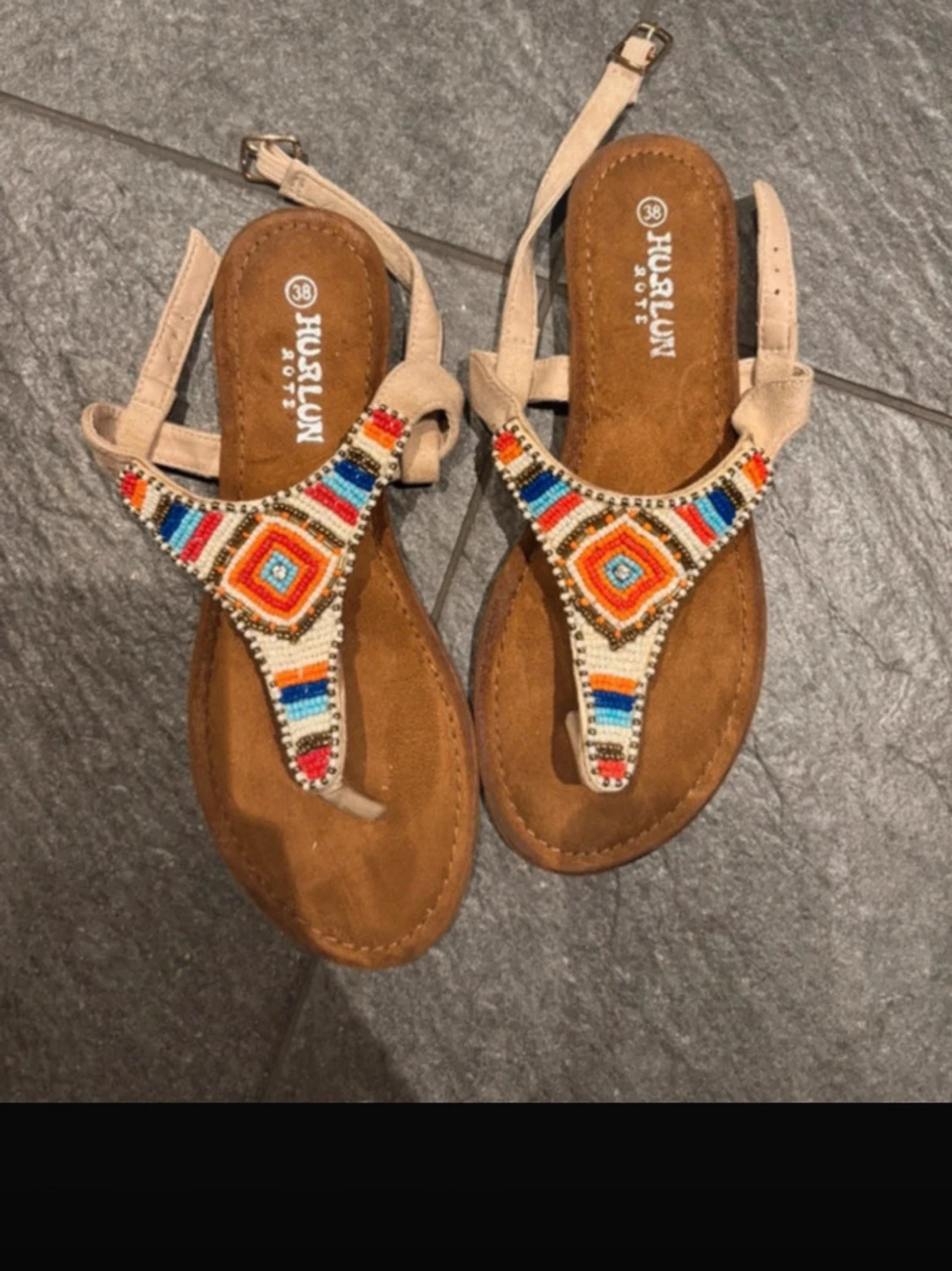 Beiga sandaler med färgglada pärlor
