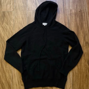Cashmere hoodie  - Säljer denna snygga cashmere tröjan från Davida cashmere i xs. Sydd under armhålan. Säljer för den är för liten, passar 170.skriv om fler frågor 