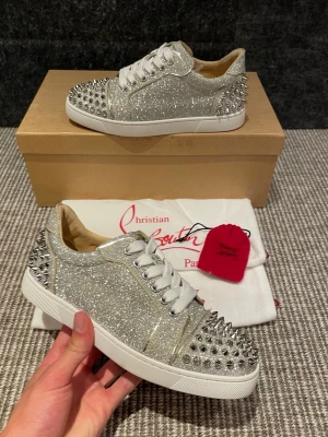 Christian Louboutin skor  - Hej, säljer nu dessa svin snygga Loubs skor. Skorna är i extremt bra skick!  Begränsat antal boxar och dustbag. Hör av dig vid frågor. 