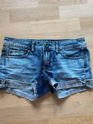 Blå jeansshorts från ONLY - Säljer ett par Lågmidjade blå jeansshorts från ONLY. Storlek 29❣️ 