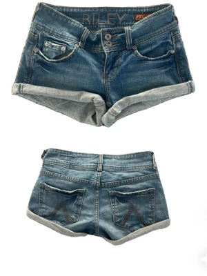 Vintage jeansshorts  från Riley (Delia*s) - Snygga jeansshorts i en klassisk modell som passar till det mesta. Perfekta till sommaren och lätta att styla. Tyvärr vet jag inte vilken storlek, men midjemåttet är ca 68!!❣️❣️   Skriv om du har några frågor eller vill ha fler bilder💌