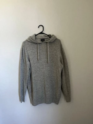 Stickad hoodie verando  - Grå stickad hoodie från verando i storlek XS men passar S också, är i nyskick aldrig använd. Perfekt för sommaren. 