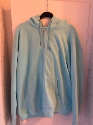 Polo Ralph Lauren - Hej! Säljer nu mina fina Polo hoodie då den tyvärr ej passar längre. Helt fel fri och fräsch, säljs Endast för 299 SEK så det är först i kvarn som gäller!  XL/L