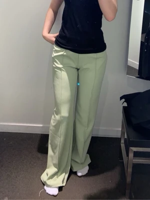 Ljusgröna byxor - Snygga ljusgröna byxor med pressveck framtill. Byxorna är tillverkade i ett mjukt, stretchigt material som ger en skön passform. Perfekta för dig som vill ha en trendig och avslappnad look 💚 Använda 2 gånger! Dom är uppsydda så passar någon som är runt 160 cm lång 