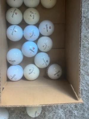 Golfbollar från Wilson och Callaway - Säljer ett gäng vita golfbollar från Wilson och Callaway. 10kr/st 