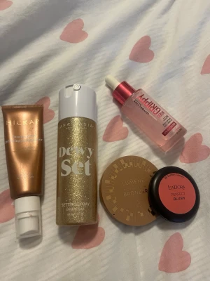 Basprodukter från Hickap, Anastasia, Lumene - Säljer ett kit med basprodukter: primer från Hickap, Dewy Set setting spray från Anastasia, Grippy primer serum, bronzer från Lumene och rouge från Isadora. Perfekt för en fräsch och glowig bas. Fina färger i guld, rosa och nude. Se bild för mängd kvar, hickap primer testad ett par gånger då den varf för mörk💞