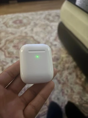 Trådlösa vita hörlurar utan laddare  - Säljer ett par trådlösa vita hörlurar från Apple utan laddare . Snygg och Perfekta för musik, poddar och samtal när du är på språng.