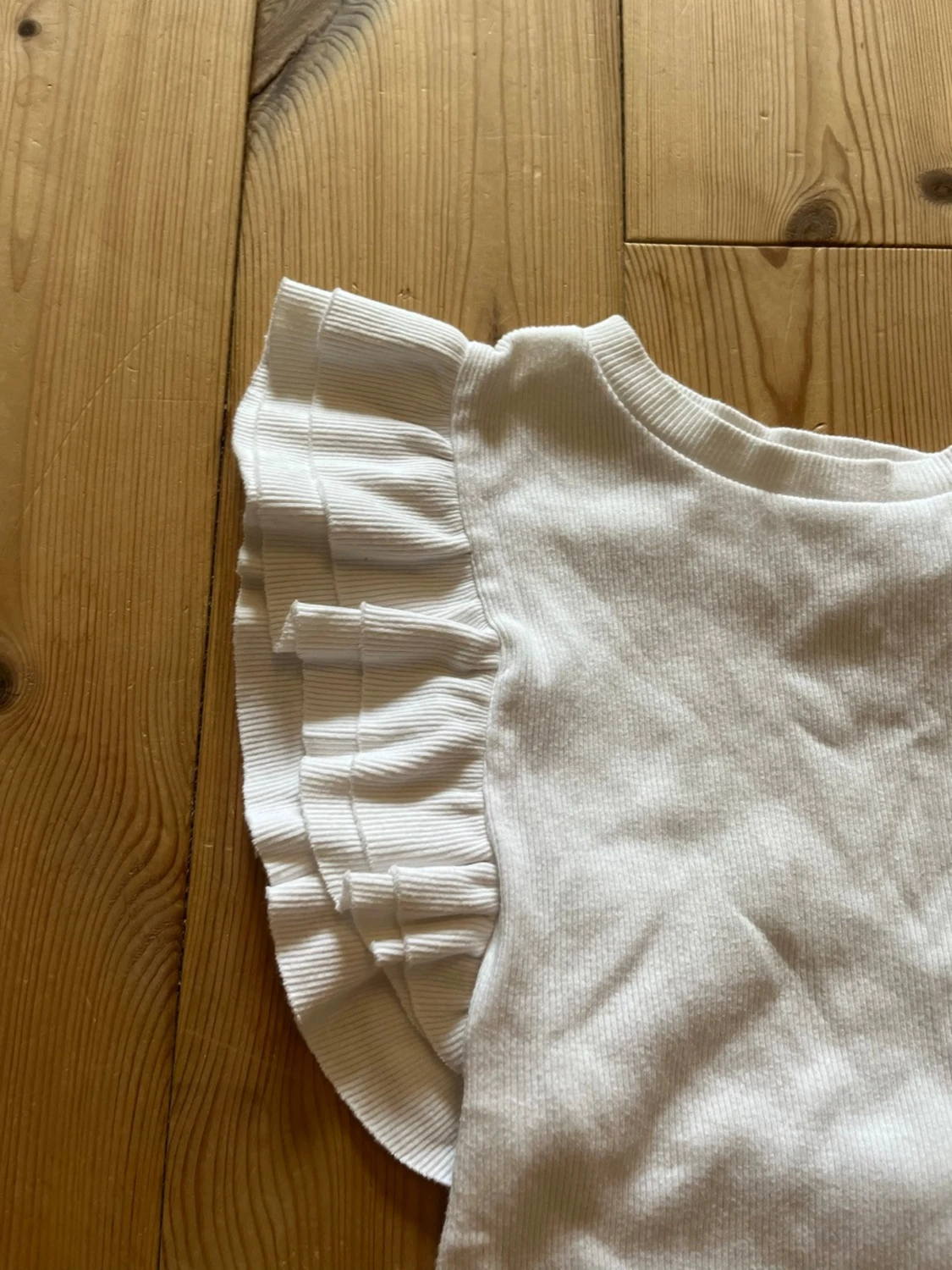 Vit topp med volangärmar - 1