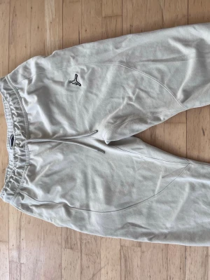 Beige mjukisbyxor från Jordan - Det är långbyxor men bilden fick inte plats, skriv för flera bilder. Säljer ett par beige mjukisbyxor från Jordan med broderad logga på benet. Byxorna har resår i midjan och dragsko för skön passform. Tillverkade i mjukt material som passar perfekt för chill dagar. Snygg och enkel design som funkar till det mesta.