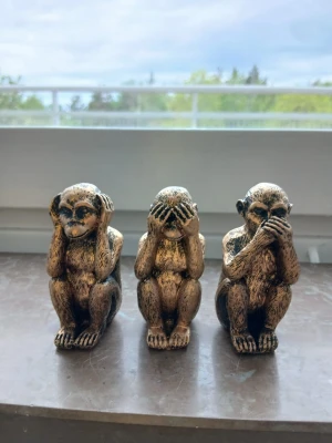 Dekorativa tre apor statyetter - Säljer tre små dekorativa statyetter föreställande de klassiska aporna som symboliserar 'se inget, hör inget, säg inget'. 