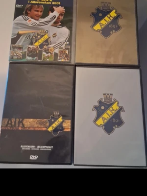 AIK DVD-samling - Fyra DVD-filmer om AIK. Perfekt för dig som är AIK-supporter. Cd skivorna i fint skick. Fodralen kan ha någon skavank. 