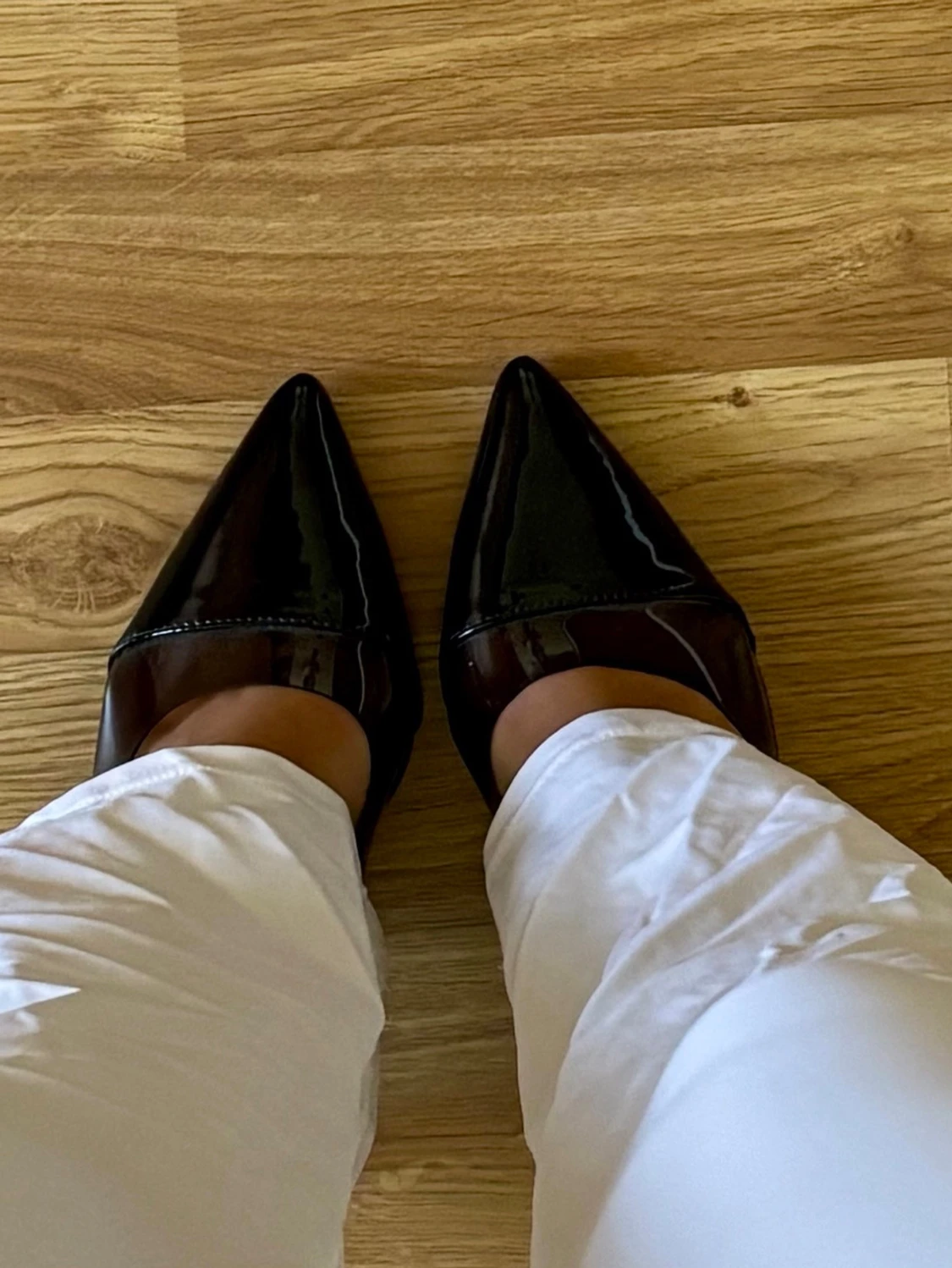 Svarta lackpumps med spetsig tå