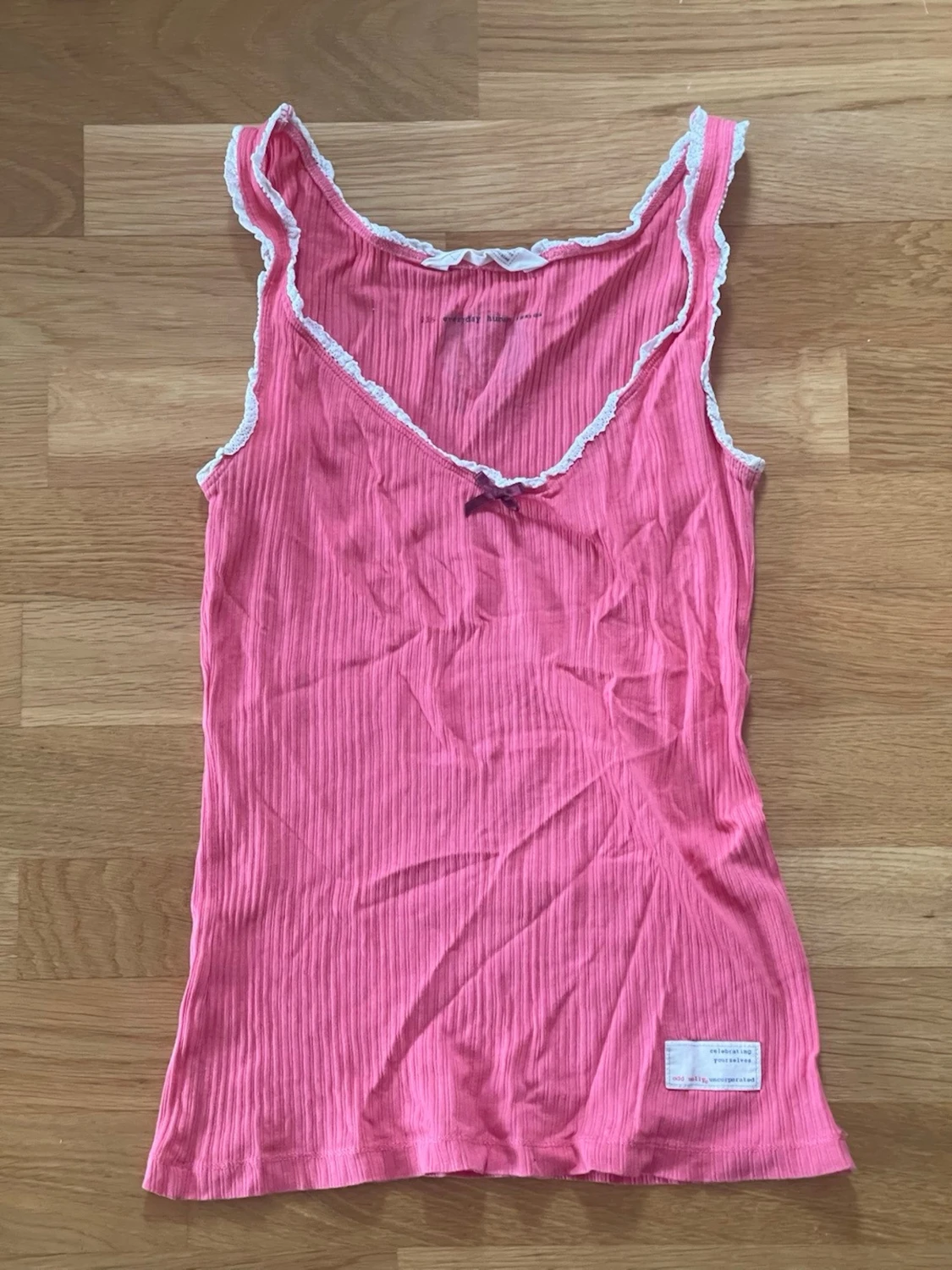 Rosa ribbad linnetopp med spetskant från Odd Molly i storlek S i fint skick