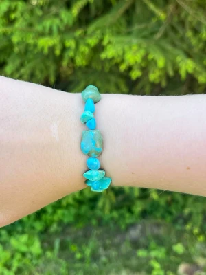 Armband - Elastiskt armband av turkosa stenar 🩵