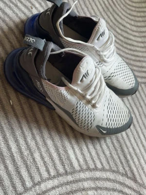 Nike Air Max 270 vita sneakers - Nike Air Max 270 sneakers i vitt med grå detaljer och stor synlig Air-enhet i hälen. 