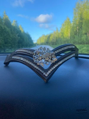 Mörkbrunt häst pannband från divoyh - Fint o använt pannband använt få tal gånger i storlek Cob i mörkbrun.
