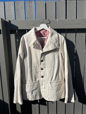 GOLDEN GOOSE DELUXE BRAND Jacka - En créme vit jacka från GOLDEN GOOSE DELUXE BRAND. Storleken är egentligen S men den sitter som en M (därför säljer jag den). Mycket bra skick, använd någon gång av min brorsa. Hör av dig vid frågor, funderingar eller om du vill ha fler bilder!