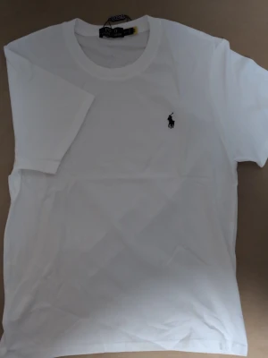 Ralph Lauren t-shirt - Got a white t shirt for sale. Size M. Clean and in good shape. Simple and easy to wear with pretty much anything. Looking for a quick sale, so hit me up if you want a better price.