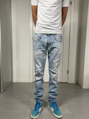 Replay Anbass Jeans  - Säljer nu dessa Replay Anbass Jeans med snygga slitningar i populär design, W33 o L34. Mått: 41 o 110 cm. skriv för fler bilder/frågor🙌🏼