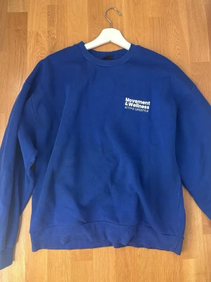 Blå sweatshirt  - Blå sweatshirt från gina