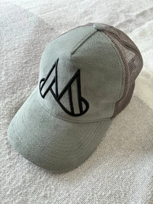 Grå Maggiore-keps - Säljer en grå Maggiore-keps i mycket fint skick. Endast använd ett fåtal gånger och väl omhändertagen. Stilren och tidlös design som passar till de flesta outfits.