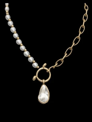 Halsband med pärlor och guldpläterad kedja - Unikt halsband med ena halvan av vita pärlor och andra halvan av guldpläterad kedja. Dekorativt lås framtill med en droppformad pärlberlock som hänger ner. Perfekt för dig som gillar trendiga och stilrena accessoarer.