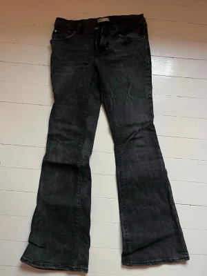 Svarta bootcut jeans gina tricot - Säljer ett par svarta bootcut jeans från Gina tricot. Lite blekta i färgen men annars i bra skick. Använder inte längre så säljer🩷