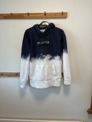 Hollister Hoodie - Häftig blå/vit Hollister hoodie i storlek xs. Endast använd ett fåtal gånger så skicket är mycket bra. 