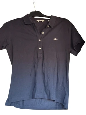 GANT piké - Aldrig använd, utan bara prövad 1 gång. Normalstor i storleken och ger en snygg fasion look Skriv om ni vill ha fler bilder!