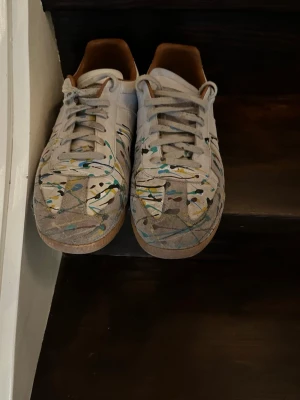 Maison Margiela - Maison margiela skor i lyssande skick förutom att sulorna har glidit isär lite som ett litet hål, skorna är i storlek 41 men passar också för 40 och skulle även kunna passa i storlek 42. Säljer dessa då de har blivit för små för mig, men detta är ett par väldigt snygga sneakers och prisvärda eftersom dem kostar ca 7-10 tusen kronor nya. Hör av dig om du är intresserad, mvh Olle😊👌
