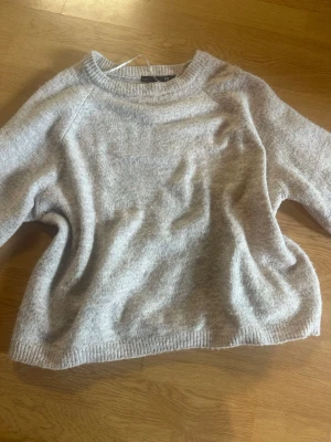 Beige stickad tröja från lager 157 - Mysig beige stickad tröja från Lager 157 med rund halsringning och ribbade muddar vid ärmslut och nederkant. Tröjan har en avslappnad passform och är tillverkad i ett mjukt material som passar perfekt för vår/höst/vinter/sommar dagar. (PRISET GÅR ATT DISKUTERA KAN SÄNKA HUR MYCKET SOM HELST)