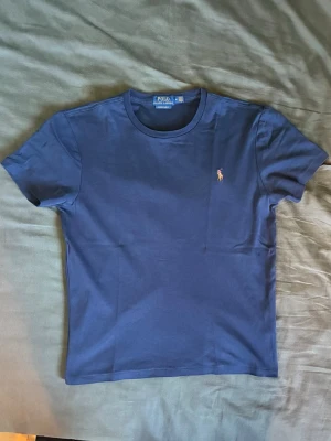 Polo Ralph Lauren t shirt - Tjena, säljer en blå Ralph Lauren t shirt eftersom den är för liten. Har använt den en gång så är i helt ny skick. Storleken är M men passar även S. Hör av dig vid minsta fundering!