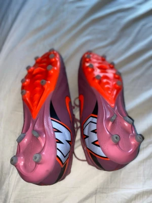 Lila Nike Mercurial fotbollsskor - Säljer ett par lila Nike Mercurial AirZoom pros.❤️‍🔥 Använda några få gånger på träningar. Otroligt fina och proffsiga🙌 Köpte PRO-modellen för 2499:- Jätte stilrena för dig som vill sticka ut och göra skillnad på planen🔥🤝🙌 Tyvärr har jag ingen låda.