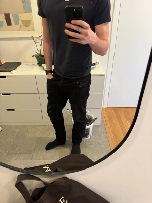 Acne blå konst jeans - Tjatja, säljer nu dessa feta Acne jeans på grund av att de inte andvänds längre - skick: 6/10 lagningar vid skrevet som inte syns och lite distressing vid ena fickan - Storlek: 32 - Hör av ej vid eventuella frågor