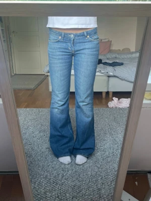 Blå bootcut jeans från Weekday - Säljer ett par ljusblå bootcut jeans från Weekday då de inte kommer till användning och är i bra skick💕💕
