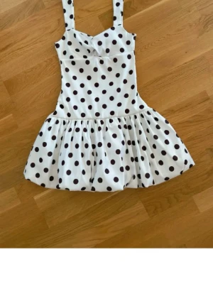 Vit kort prickig klänning - Populär Zara klänning som inte sälj längre super fin och bra skick