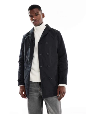 Svart trenchcoat med bälte - Helt ny och oanvänd trenchcoat med etikett kvar. Stilren svart trenchcoat med dubbelknäppning och klassisk krage. Jackan har ett avtagbart bälte i midjan och knappar vid ärmsluten. Perfekt för dig som gillar en clean och tidlös look. Passar till jeans och stickad tröja.