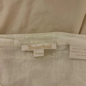 Vit top  - Använda flertal gånger. Den är i storlek Medium. Säljer för 50kr + frakt. Vid frågor är det bara att skicka ett meddelande.✨