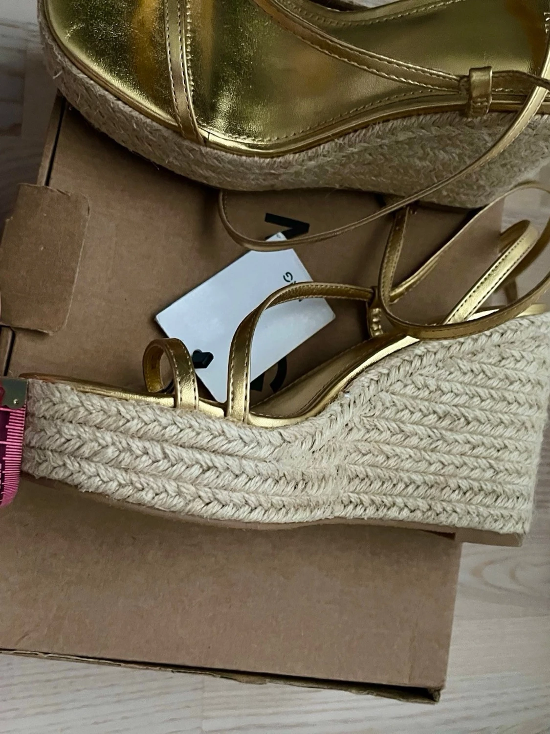 Guldiga wedge-pumps med snörning, storlek 35, 10cm, Mango - 2