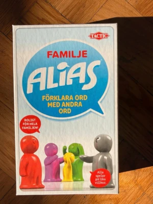 Sällskapsspel Familje Alias - Familje Alias är ett roligt sällskapsspel där du förklarar ord med andra ord. Spelet kommer i en praktisk låda och passar för hela familjen. Innehåller spelplan, kort, timglas och spelpjäser i olika färger. Perfekt för spelkvällar och resor. sedan ett roligt spel.
