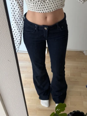 Zara low waist jeans - Low waist bootcut jeans i en snygg mörkblå färg från Zara, strl s🩷 Skriv för bild på