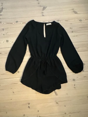 Svart långärmad jumpsuit - Svart jumpsuit från Abercrombie & Fitch i storlek S. Knappt använd så säljes i väldigt fint skick. Nypris var ca 700 kr.