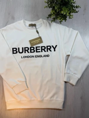 Burberry långarmad tröja - Burberry sweatshirt, helt oanvänt, topp kvalitet och bästa skicken som finns.