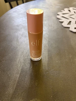e.l.f. Halo Glow Foundation Fair - Foundation från e.l.f. i färgen 0.5 Fair. Kommer i en cylinderformad glasflaska med rosa plastlock. Perfekt för dig som vill ha en ljus och naturlig bas. Halo Glow Liquid Filter ger en glowig finish och är lätt att applicera. Köpte fel färg aldrig använt